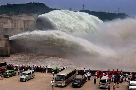 氣勢如虹的瀑布