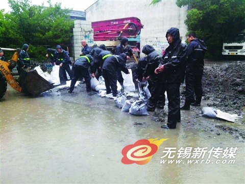 1 运河水位急涨,北塘城管全线进入戒备状态积极排查辖区险情,300多名城管战士加班加点日夜奋战,全力防汛抢险排除险情。商报记者韩玲/摄