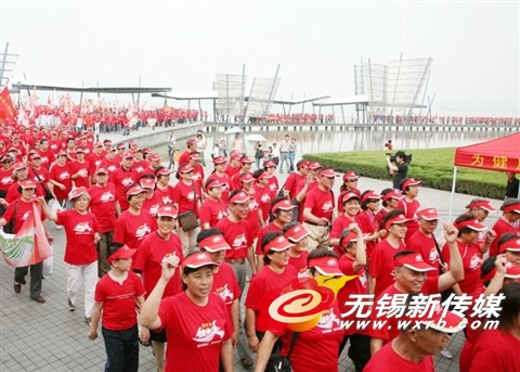市民参加跑步活动。