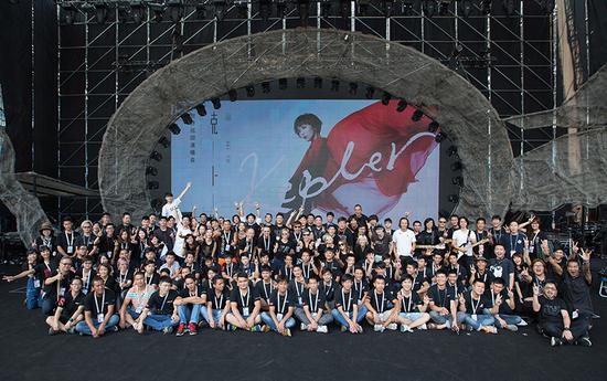 孙燕姿与“2015克卜勒世界巡回演唱会”团队合影