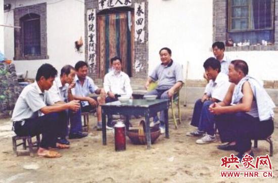 馬海明（右二）與村民一起商談如何開發重渡溝