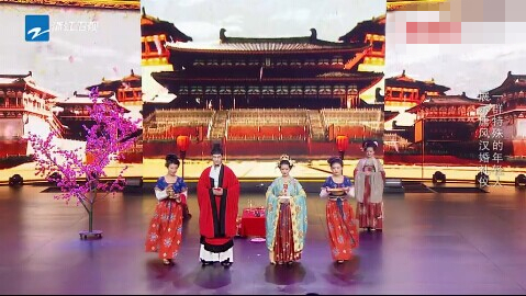 新浪娱乐讯 在6月27日播出的《中国梦想秀》上,周立波讽刺汉服表演者“晚上九点半以后走出去,肯定走的是像援场一样的”“哪个洗浴中心的”。