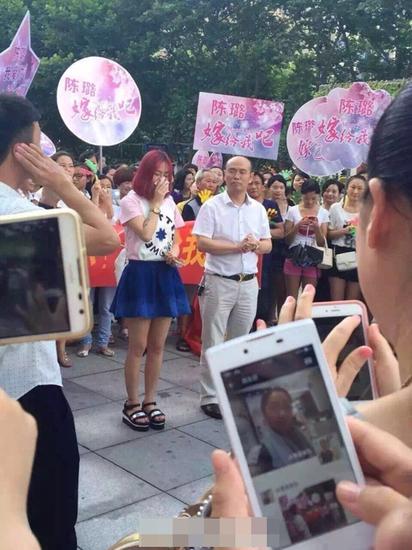 现场观众围观