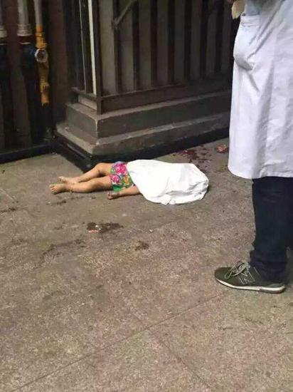 宜宾小女孩16楼窗户坠下死亡 父母当场哭晕
