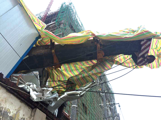 鄭州20米長吊臂劈開鐵皮房