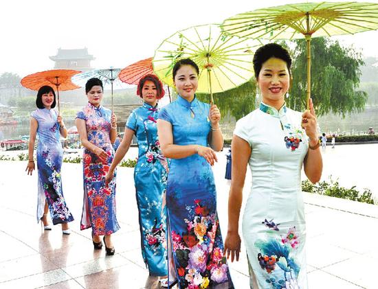 荆州古城旗袍秀 50名女性展示中国服饰文化内涵