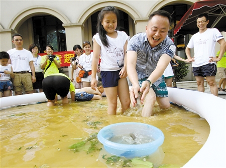 6月27日,走走族的40多个家庭驱车到万盛黑山谷重报云麓,孩子们与家长一起体验摸鱼捉泥鳅的乐趣。