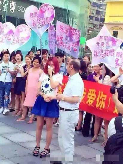 60后大叔求婚90后小女生