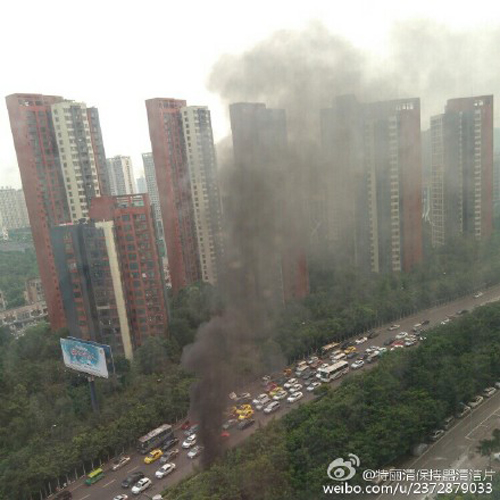 事故现场,燃烧车辆所引起的浓烟达几十米高。 图片来源自网络