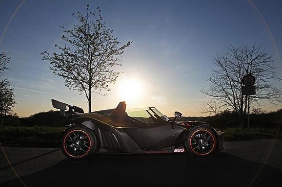 赛道野兽KTM X-BOW GT迪拜金特别版
