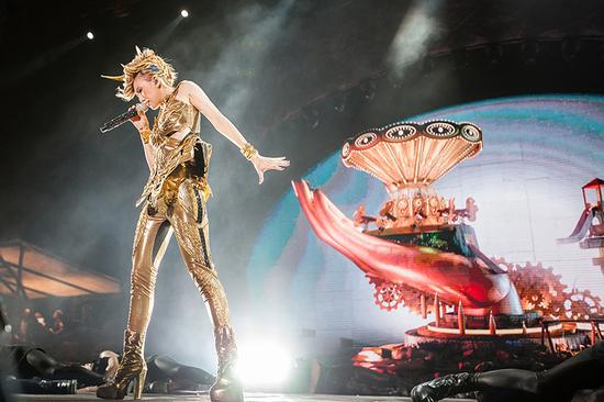 孙燕姿黄金战甲装