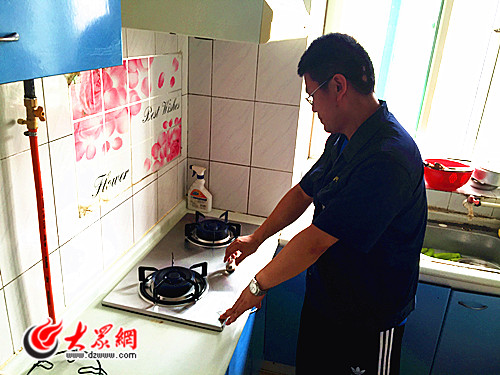 济南港华工作人员为居民入户调试天然气