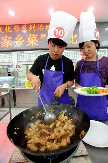 近日,沈阳,“最美味的家乡菜”大比拼决赛中,24名师生走上灶台,用自己灵巧的双手展现各自家乡的特色美食。CFP供图