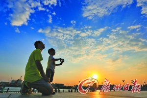 昨日傍晚的太古仓码头，夕阳金黄色的余晖将人们的身影勾勒成美丽的剪影。广州日报记者陈忧子摄