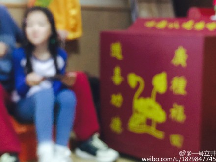 李嫣在功德箱旁查资料