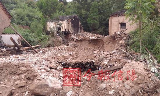 直击信阳商城县伏山乡灾情 道路中断 学生停课