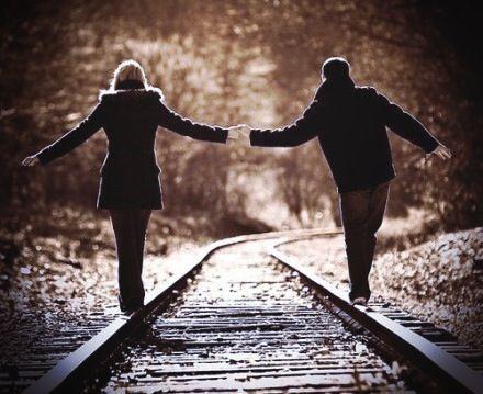 奇葩情侣为爱不顾命 铁轨上谈恋爱逼停火车