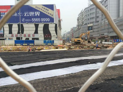 经二路纬十二路路口,纬十二路段进展顺路,也将在7月中旬放开东半幅通行。本报记者王皇摄
