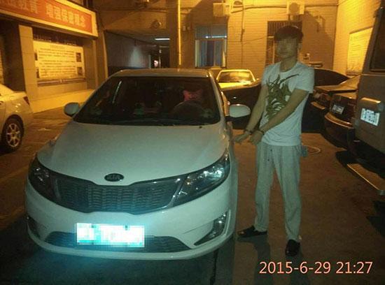 違法駕駛?cè)苏履澈推漶{駛的轎車。