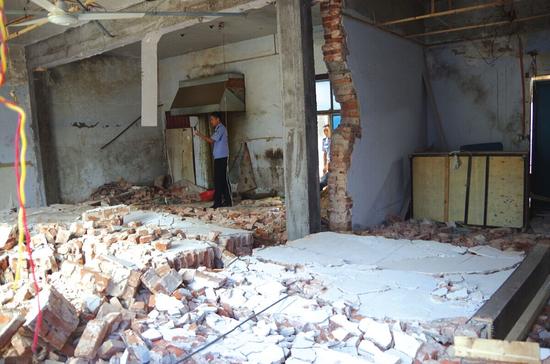 室內墻體突然倒塌將一名男子埋在碎磚塊下