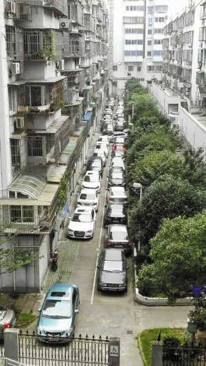 挪车前过道满满当当。