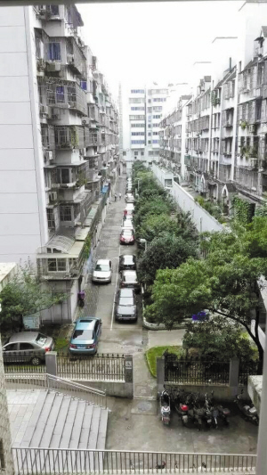 挪车后过道单边已空。