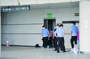 图为发现女尸的自行车场馆内一男厕。信息时报记者 康健 摄