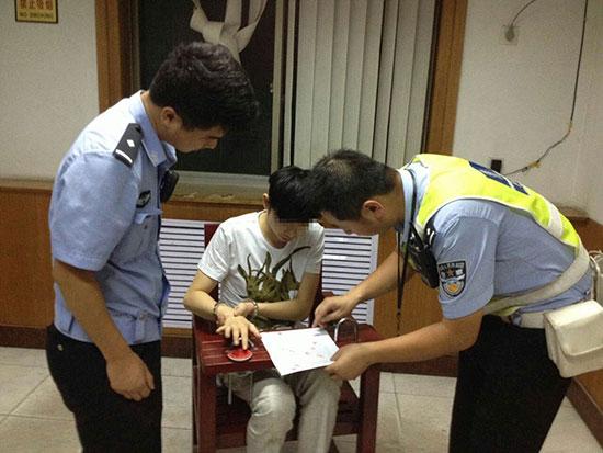 違法駕駛?cè)艘驯灰平唤o西安蓮湖警方