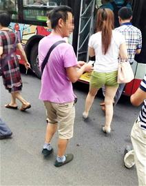 男子找人换零钱却刷了卡套现走人