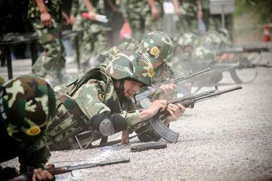 6月18日,特战队员正在进行步枪精度射击项目比武。钱程摄