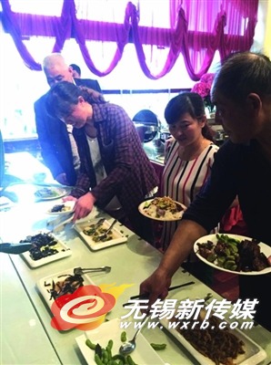 受灾村民在文苏饭店就餐。