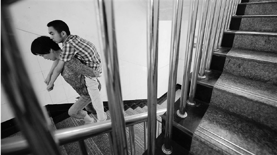 浙江下肢瘫痪男孩高考690分 背读妈妈想背儿子