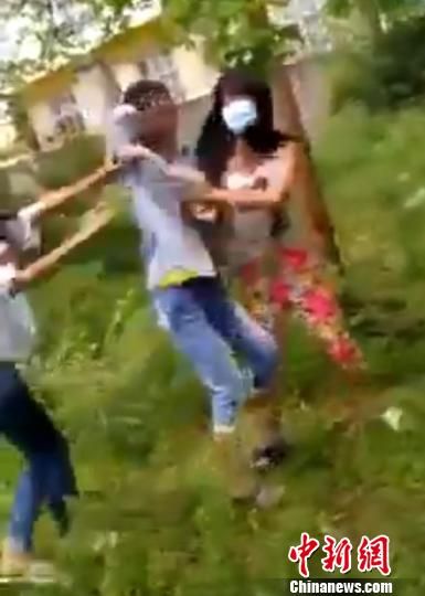 图为苏某怡(中)被戴口罩的女学生踢打。 视频截图 摄