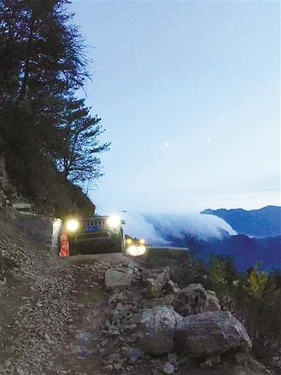 超载越野车在四川牛背山翻下40米山崖