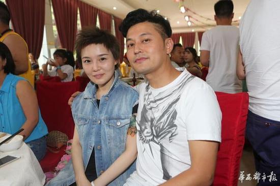 闵天浩与女粉丝合影。