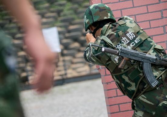 6月17日,特战队员正在进行步枪、手枪转换射击科目比武。 钱程摄