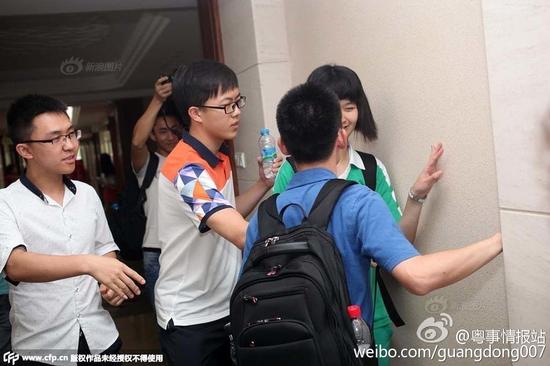 为抢考生 开启“壁咚”模式