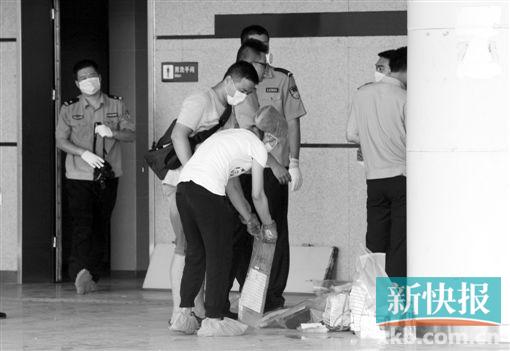 ■警方从现场带走物证。