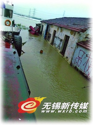 海事部门出动船巡查是否有受灾村民尚未撤离。(宋超 摄)
