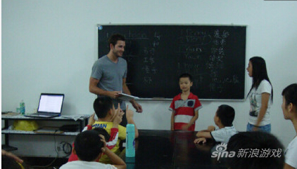 教授孩子们学习英语