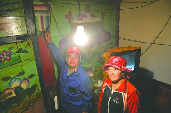 铺设线路完成后工作人员在49岁的亚马太家打开电灯