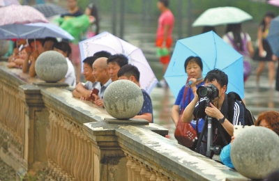 冒雨前来，如此壮观的景象，当然得“定格”成“永恒”了。