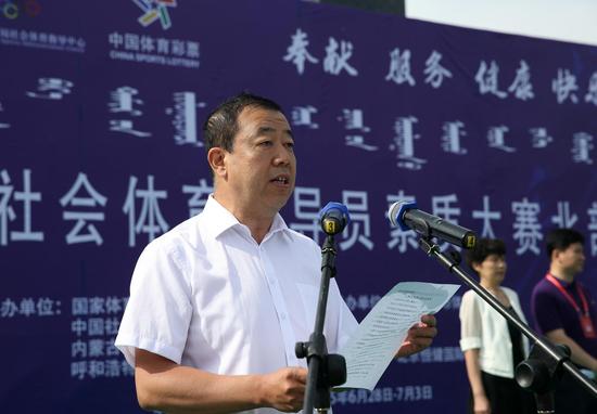 发挥指导员引领示范作用。
