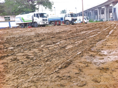 灑水車(chē)變?yōu)⒛嘬?chē)，馬路成了黃泥湯