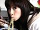 妹子吃的明显不对！(资料图)