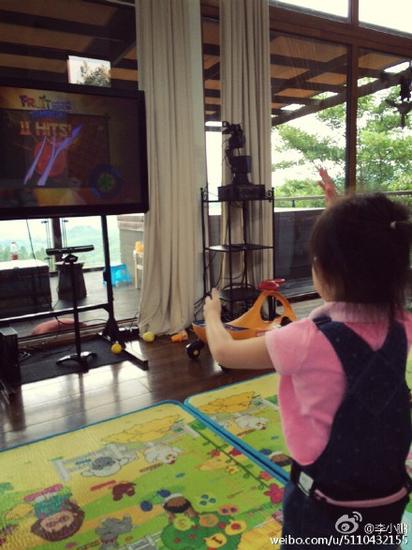 软饭从小培养 李小鹏女儿玩水果忍者手舞足蹈