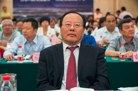 喀什地委委员、行署常务副专员王立胜