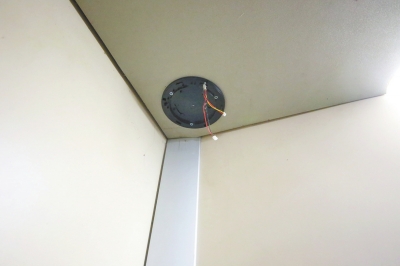 电梯内装摄像头处仅剩两根电线