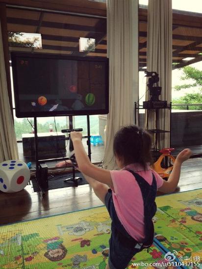 软饭从小培养 李小鹏女儿玩水果忍者手舞足蹈
