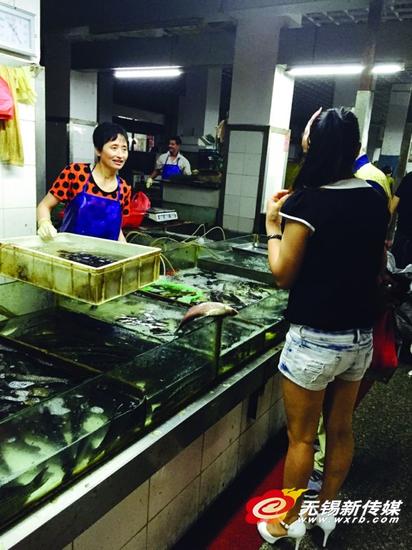 夏季水产销售成本高,带动部分品种零售价格也随之上升。商报记者朱洁/摄